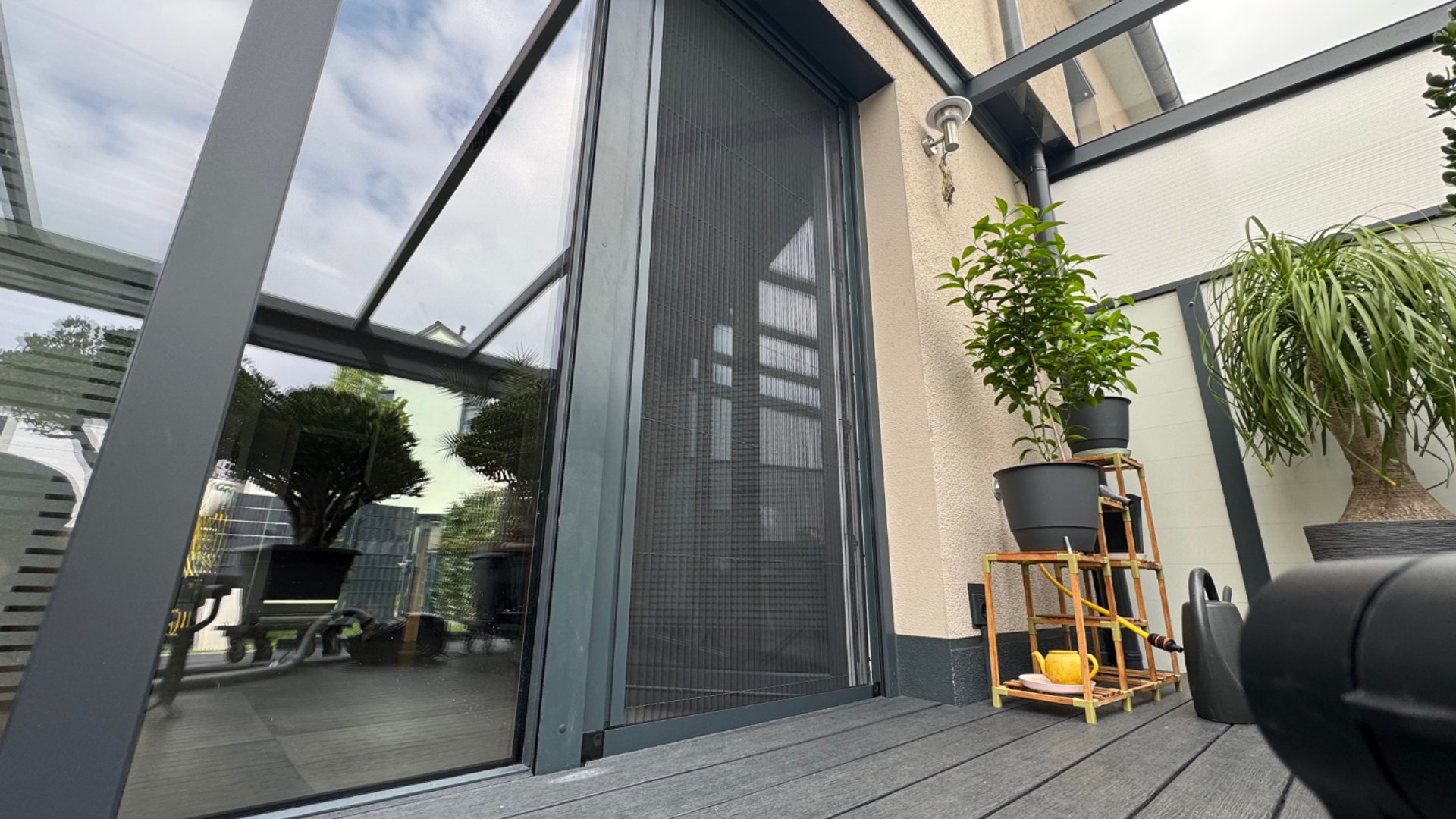 Fliegengitter für Terrassenfenster - moderne Insektenschutzlösung mit Glasfront. Professionell montierte Moskitogitter von Moskitoblocker24 für insektenfreies Wohnen ohne Bohren.