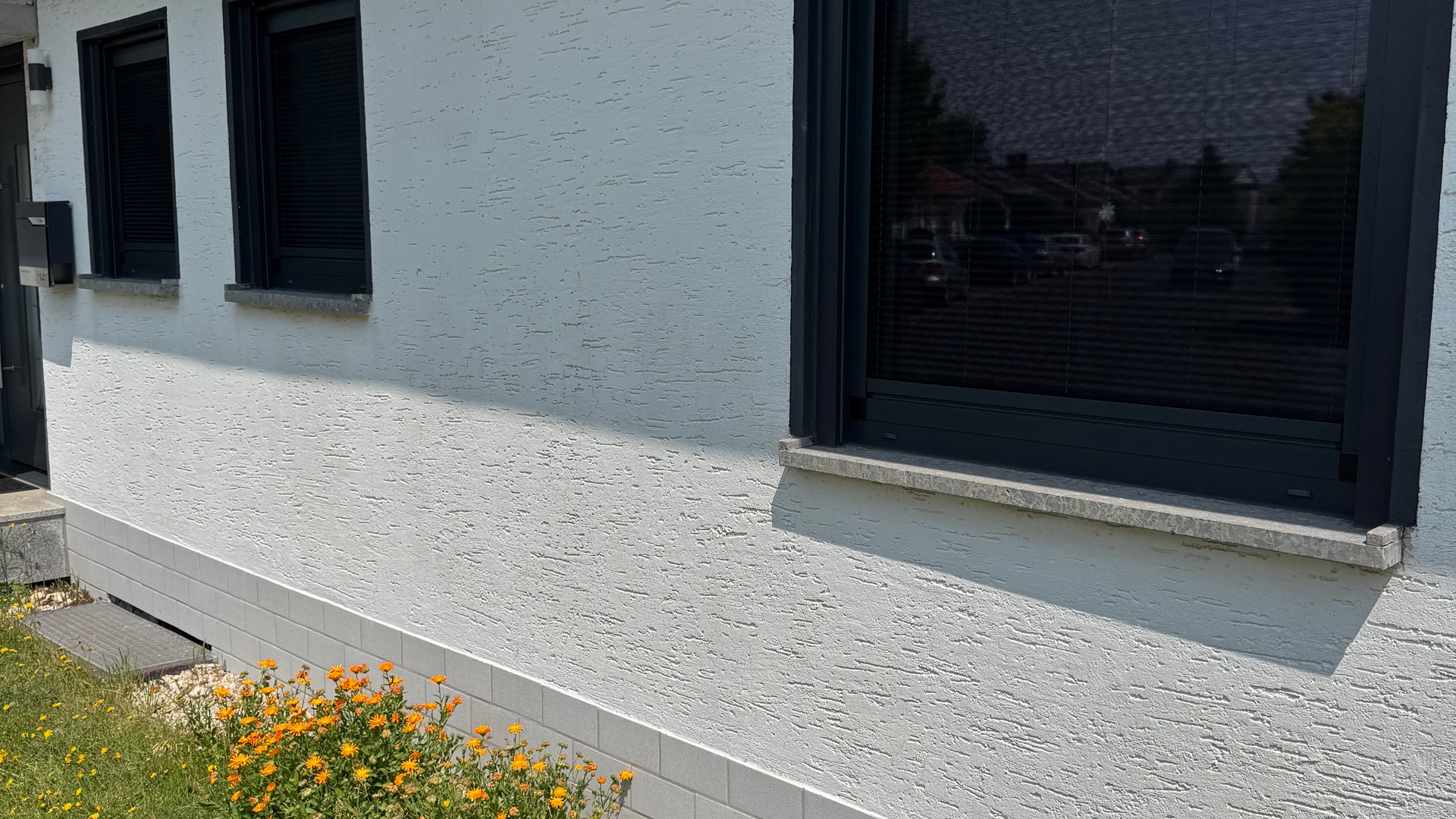 Professioneller Insektenschutz für moderne Gebäude - Maßgefertigte Fliegengitter für Fenster und Türen, Spannrahmen ohne Bohren, UV-beständige Gewebe vom Fachbetrieb Moskitoblocker24